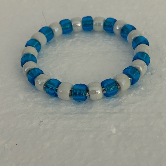 Handmade Blue and White Beaded Bracelet with Elastic Design - Picture 2 of 3